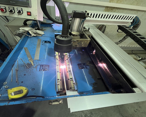 Çeşitli malzeme kalınlıkları için gelişmiş Metal Panel paslanmaz çelik hassas düz dikiş kaynak makinesi