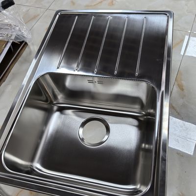 Dondurulmuş fırçalanmış paslanmaz çelik lavabo nano tabanca gri paslanmaz çelik lavabo 304 paslanmaz çelik lavabo sahne altında kuruldu