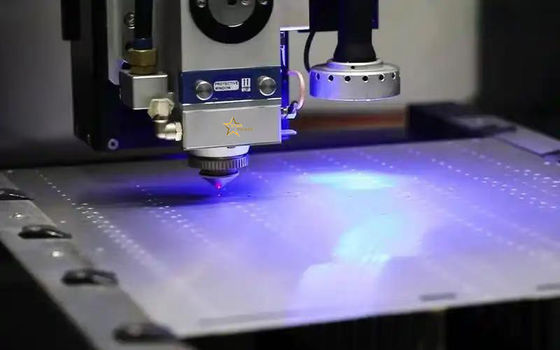 Mobilya Mekanik Havacılık ve Elektronik Endüstrileri için 3KW Yüksek Güçlü Hassaslıklı CNC Metal Yaprak Lazer Kesme Makinesi