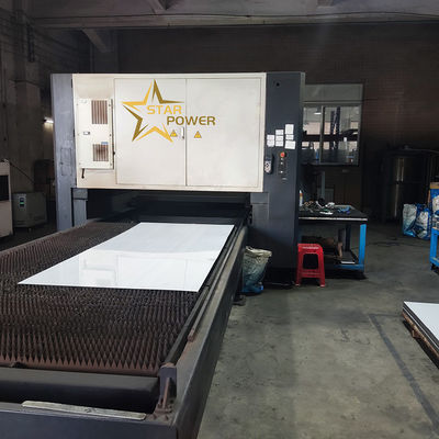 El lavabo profesyonel üretim hattı için kullanılan CNC paslanmaz çelik metal levha lazer kesme makinesi