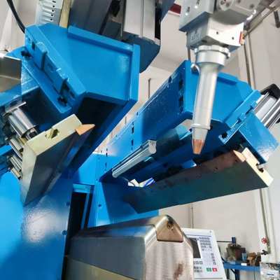 3 eksenli CNC konumlandırma 220V voltaj ve paslanmaz çelik çerçeveleri için 500W güç ile CNC Köşe Yuvarlak kaynak makinesi